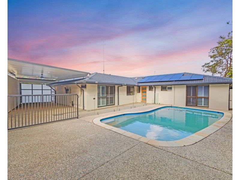8 Daniel Crescent, Ashmore QLD 4214