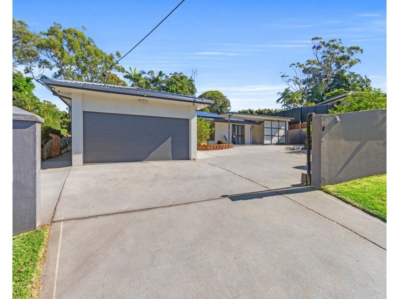 8 Daniel Crescent, Ashmore QLD 4214