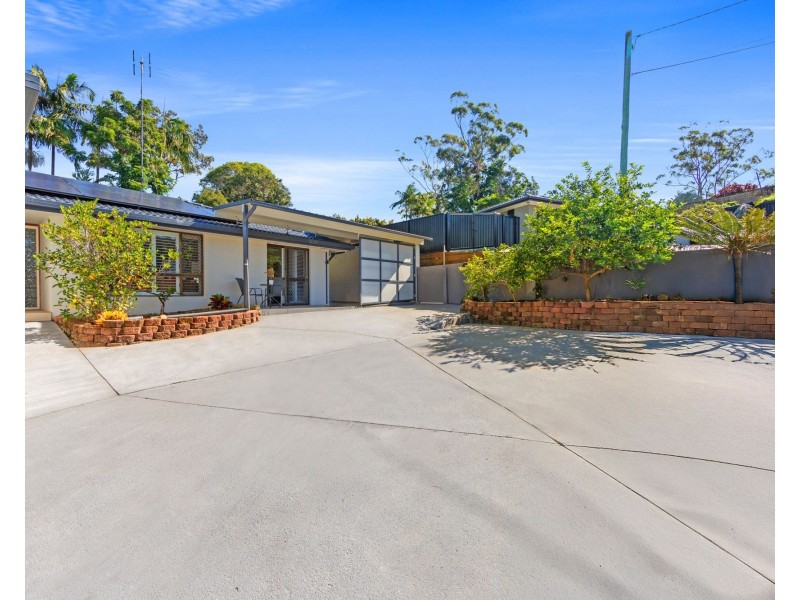 8 Daniel Crescent, Ashmore QLD 4214