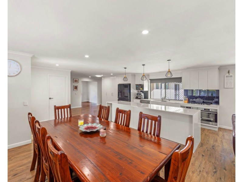 8 Daniel Crescent, Ashmore QLD 4214