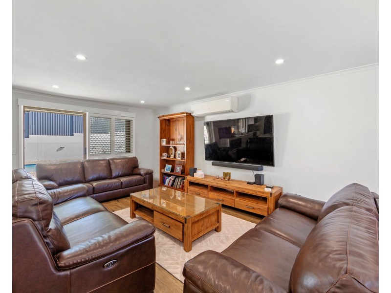 8 Daniel Crescent, Ashmore QLD 4214