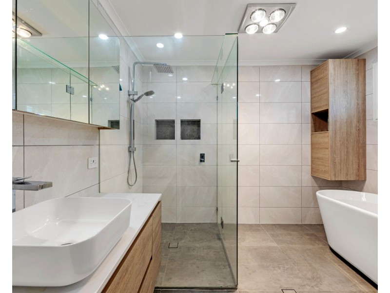 8 Daniel Crescent, Ashmore QLD 4214