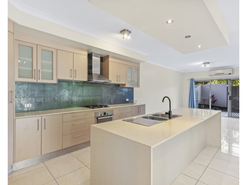 1/81 Pohlman St, Southport QLD 4215