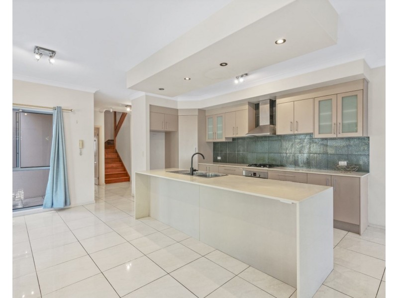 1/81 Pohlman St, Southport QLD 4215
