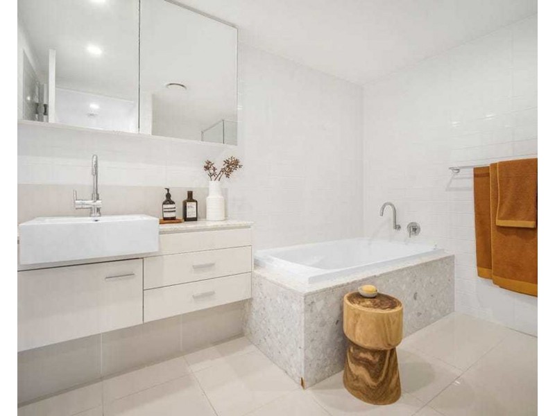 11/120 Surf Parade, Broadbeach QLD 4218