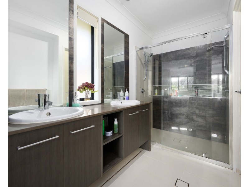 4 Roper Street, Pacific Pines QLD 4211