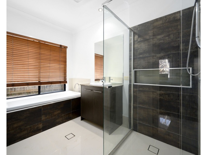 4 Roper Street, Pacific Pines QLD 4211