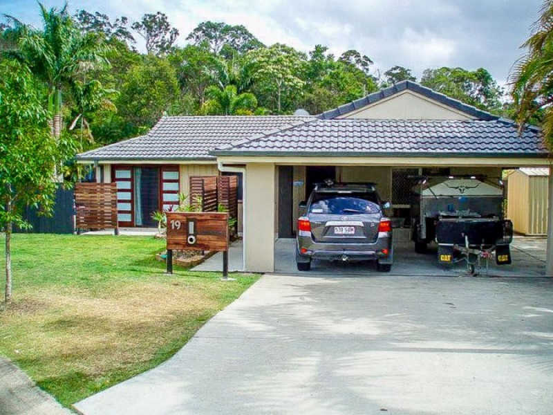 19 Pinemount Crescent, Oxenford QLD 4210