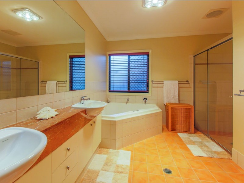 555 Oyster Cove Promenade, Helensvale QLD 4212