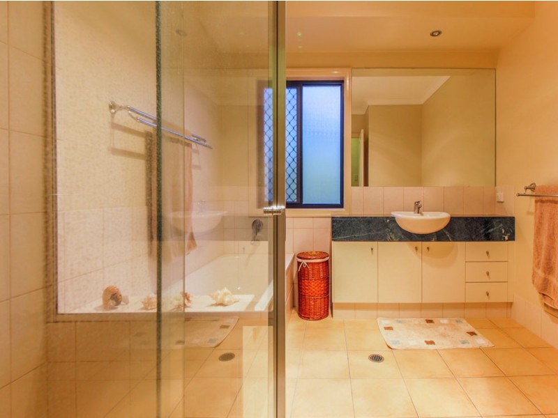 555 Oyster Cove Promenade, Helensvale QLD 4212