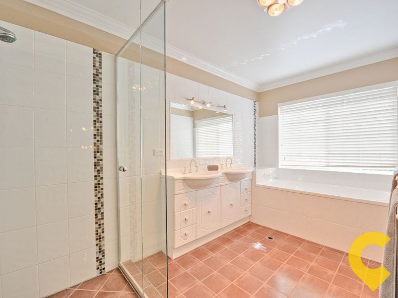 10 Barnstos Place, Carindale QLD 4152