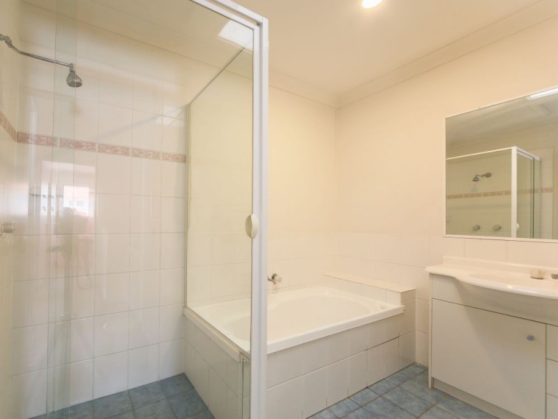 30/2 Studio Dr, Pacific Pines QLD 4211
