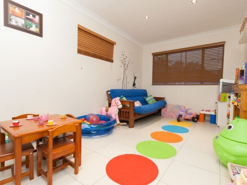 24 Shortland St, Springwood QLD 4127