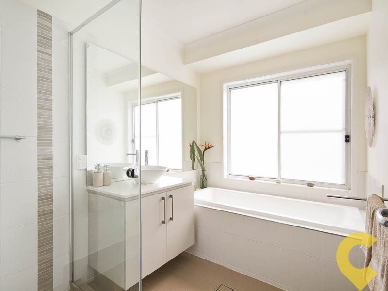 5 Amorosa Court, Eatons Hill QLD 4037