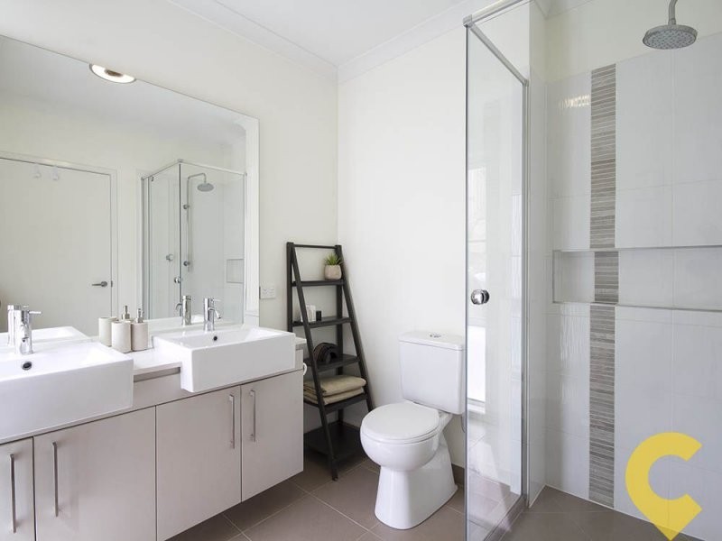 5 Amorosa Court, Eatons Hill QLD 4037