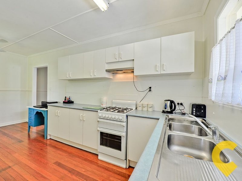 11 Rainbow Street, Sandgate QLD 4017