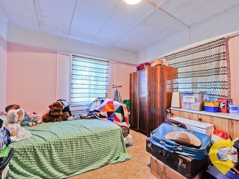 18 Lalroy Street, Beachmere QLD 4510