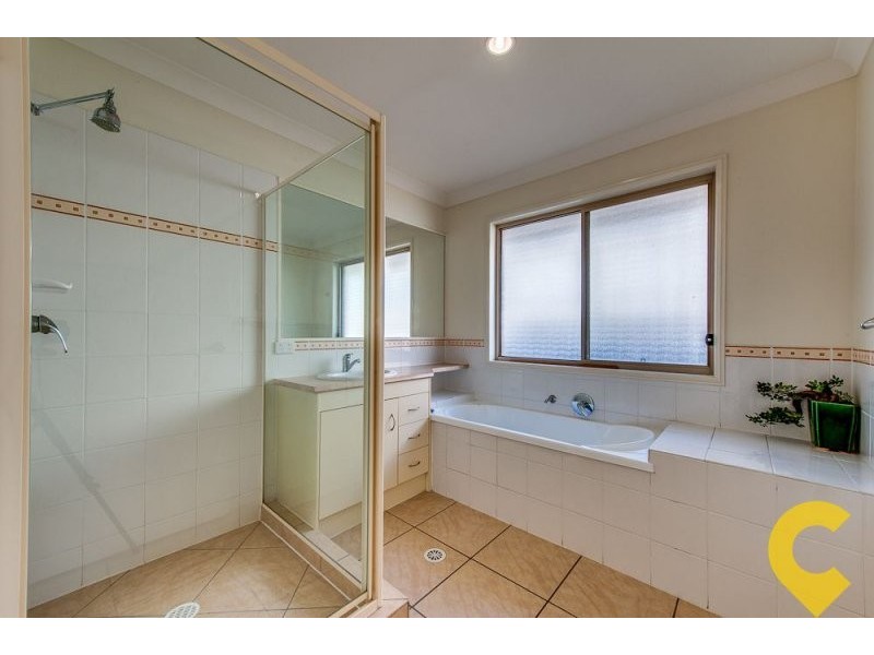 25 Charlton Place, Regents Park QLD 4118