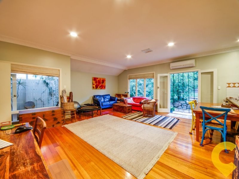 18 Saunders Street, Indooroopilly QLD 4068