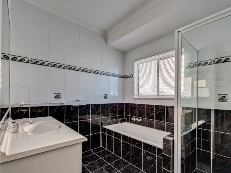 16 Riverside Terrace, Windaroo QLD 4207