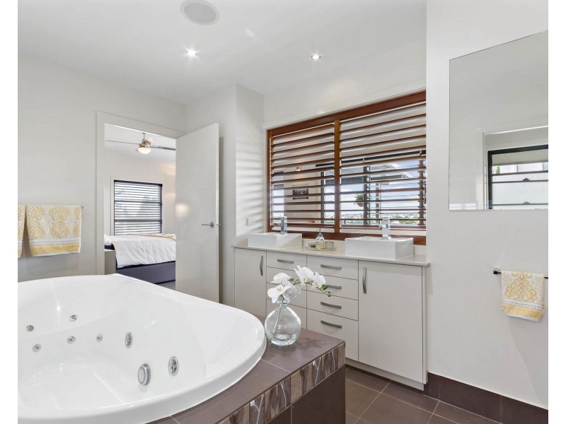 52 Zeehan Street, Wavell Heights QLD 4012