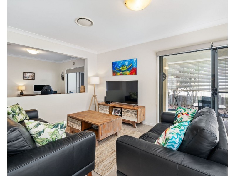 25 Barradeen Circuit, Pacific Pines QLD 4211