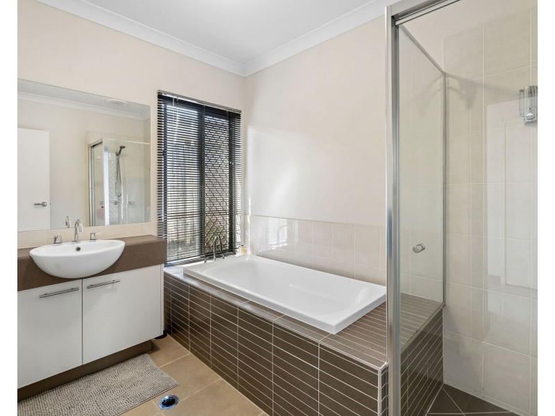 25 Barradeen Circuit, Pacific Pines QLD 4211