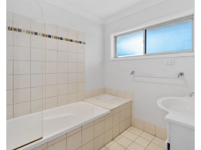 11 McGinn Road, Ferny Grove QLD 4055