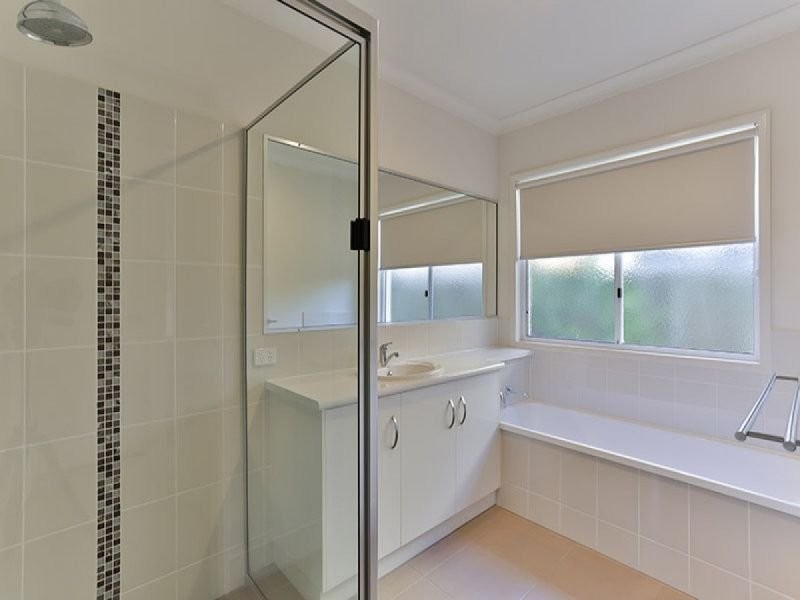 2/1 Barry Street, Mount Lofty QLD 4350