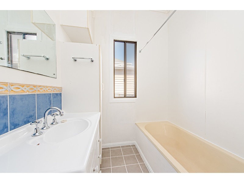 18 Prospect Street, Mount Lofty QLD 4350