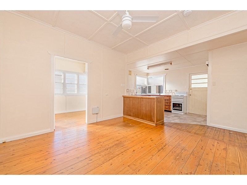 18 Prospect Street, Mount Lofty QLD 4350