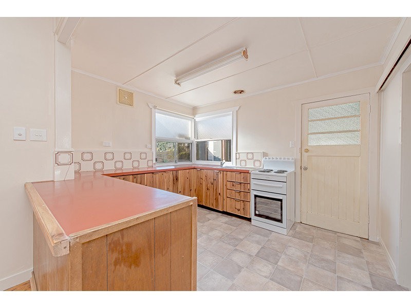 18 Prospect Street, Mount Lofty QLD 4350