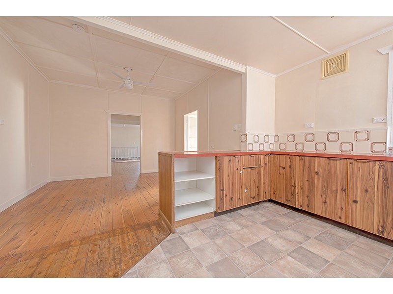 18 Prospect Street, Mount Lofty QLD 4350