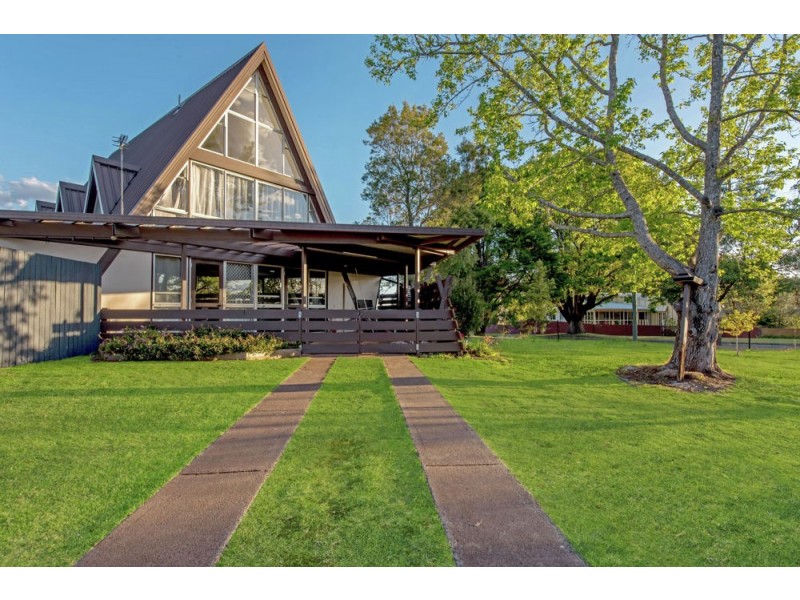24 Tourist Road, East Toowoomba QLD 4350