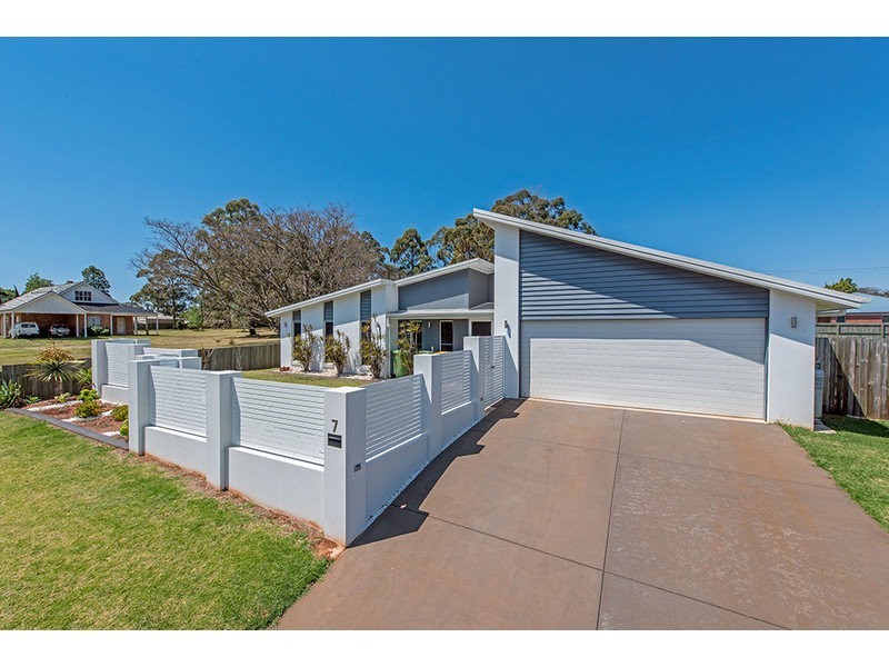 7 Page Court, Kearneys Spring QLD 4350