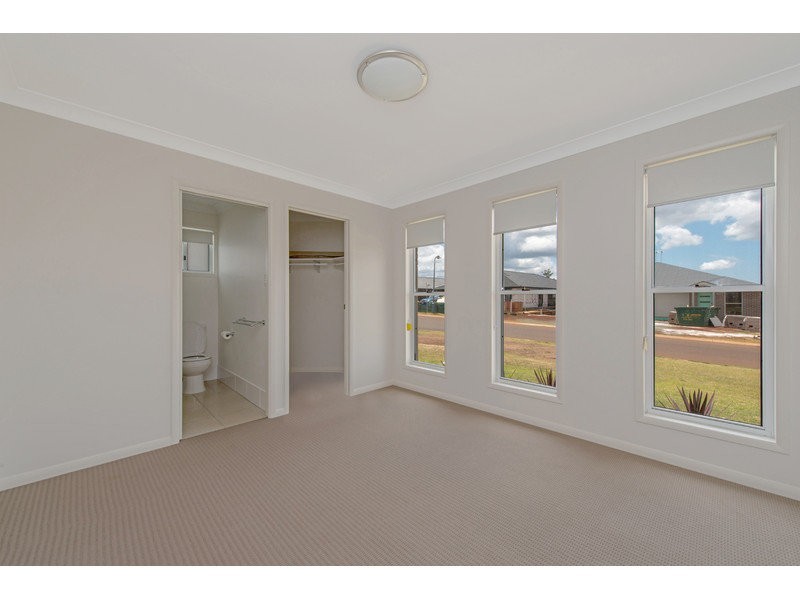 17 Farrer Street, Cranley QLD 4350