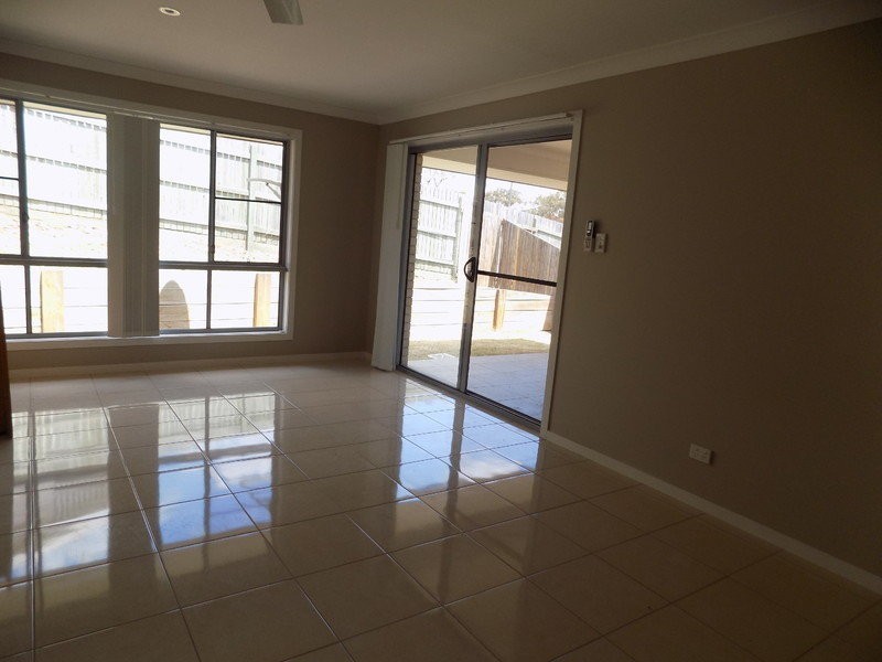 2/4 Samuel Court, Darling Heights QLD 4350