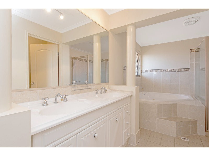 14 Banksdale Drive, Middle Ridge QLD 4350