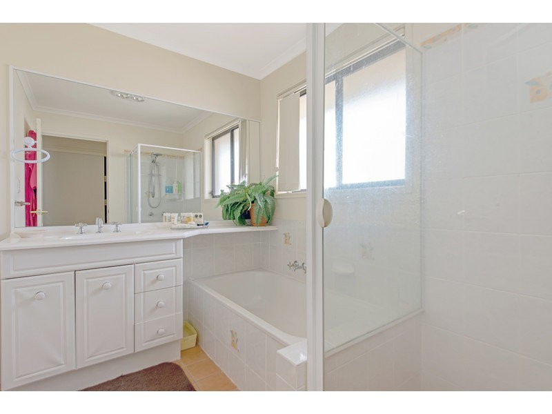 14 Banksdale Drive, Middle Ridge QLD 4350