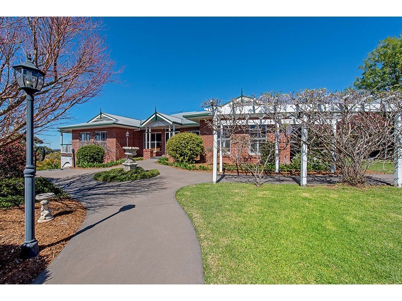 8 Huntingdale Court, Mount Lofty QLD 4350