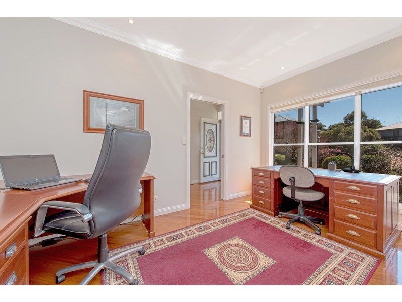 8 Huntingdale Court, Mount Lofty QLD 4350