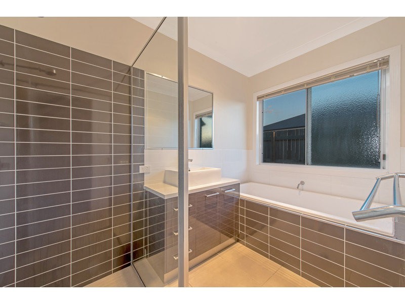 11 Plover Court, Highfields QLD 4352