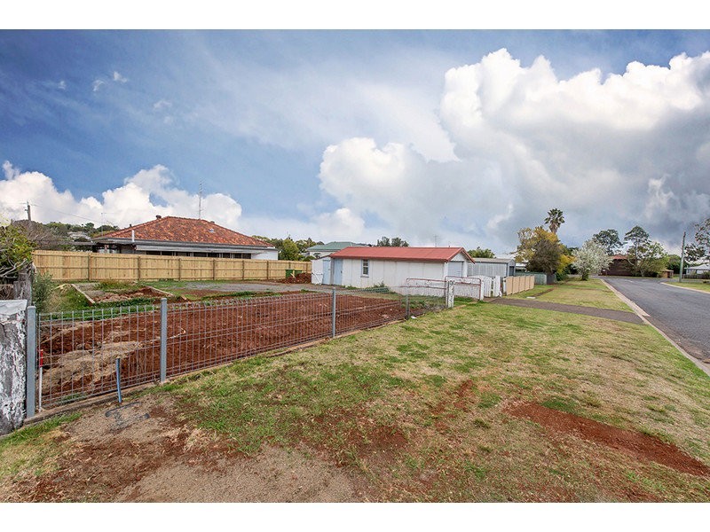 9 Roberts Street, South Toowoomba QLD 4350