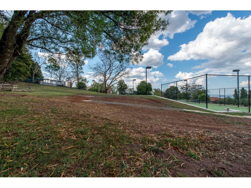 2/23B Windemere Terrace, Mount Lofty QLD 4350