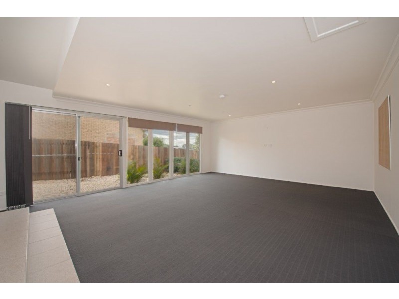 16 Barrymount Crescent, Mount Lofty QLD 4350