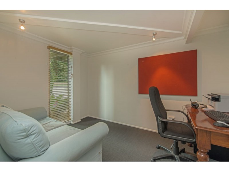 16 Barrymount Crescent, Mount Lofty QLD 4350