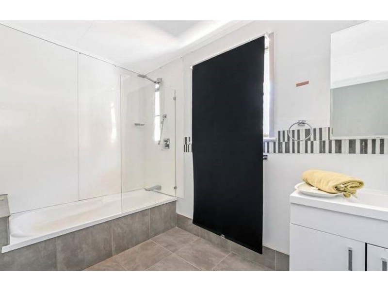 1 Beck Street, Mount Lofty QLD 4350
