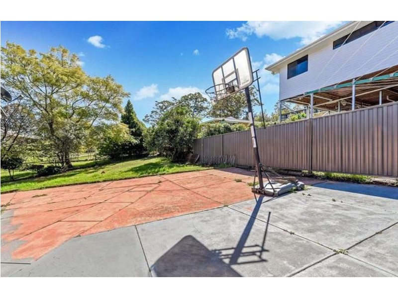 1 Beck Street, Mount Lofty QLD 4350