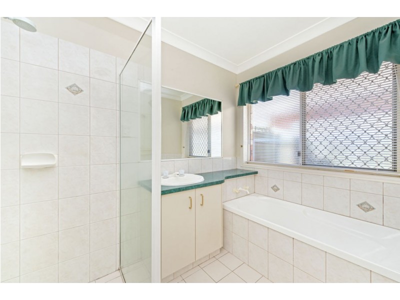 6 Oaklands Court, Glenvale QLD 4350