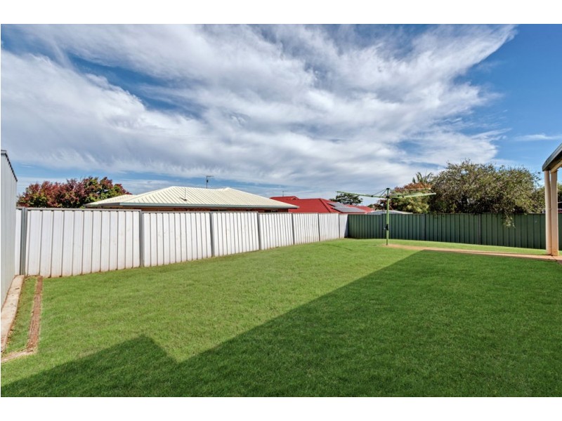 6 Oaklands Court, Glenvale QLD 4350